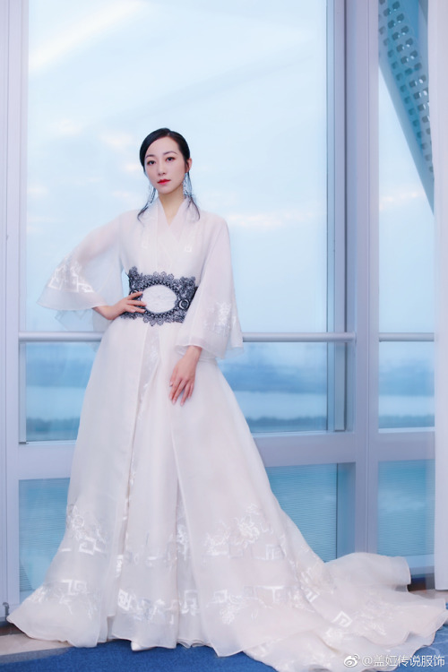 Actresses Liu Tao and Han Xue wear  modern hanfu from   Heaven Gaia’s 2018 S/S Collection