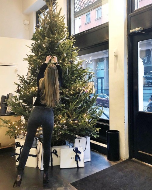 Monday Bum-Day, tree decorating edition. Stop by the atelier for some last minute holiday gifts. PS,