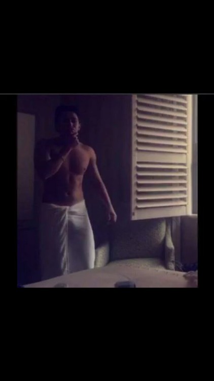 teengingacock: celebbulge: Austin Mahone bulge [requested] Follow me for more!!Do you want to see yo