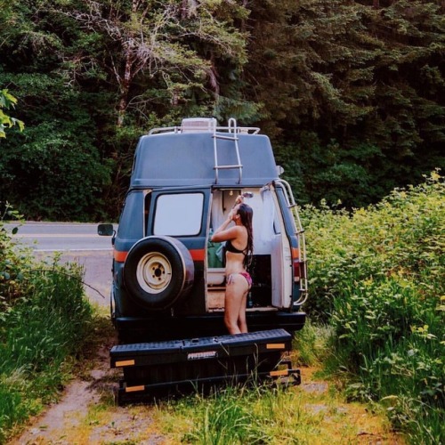 @_onthehorizon “Who loves a nice outdoor shower on a hot day ‍♀️” #vanlifers . . . . . #