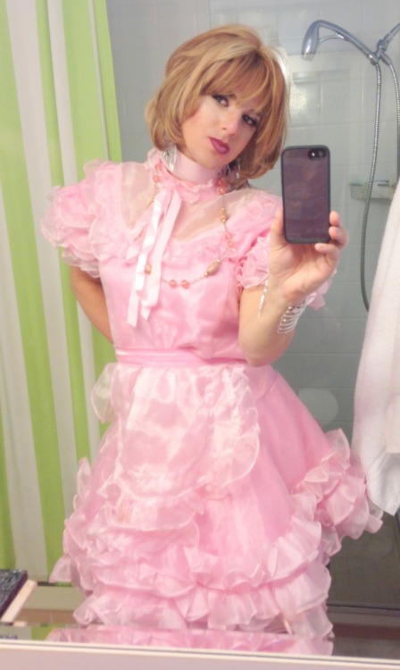 prettybrolita:  pastelsurroundings:  pinkified-world-of-lorelai: Such a nice sissy selfie.. Show me 