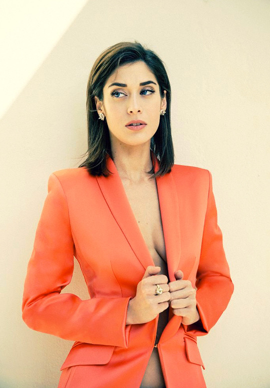 whatelsecanwedonow: Lizzy CaplanPhotographed by Jana Cruder for  TheWrap   || June