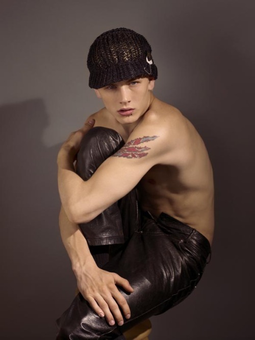 absurdlylavender:
“Luke Worrall
”