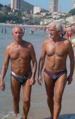 wantssilver:  madsdansk:  beach speedos  Umm nice