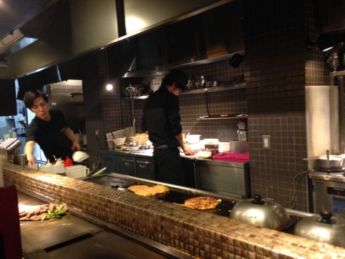 Au “Kyo-chabana”, un teppanyaki ( restaurant à plaque chauffante) de Kyoto où même les serveuses son