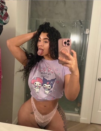 Reblog If You Wanna Eat My Pussy, And I’m Available For Massage 🤍🤎