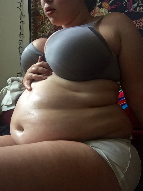 plumpbitch-chantal:bbwlover160:  sb131:  How did I get so fat?  What a sexy belly   “How did i get so fat”? 🤔🤔🤔 AMPLE STUFFING +FEEDING