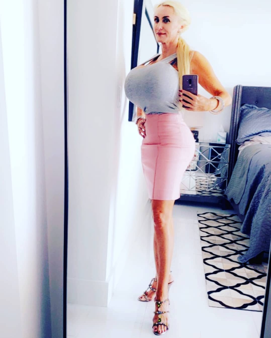 fakerbetterforever:She’s just so fucking sexy.  