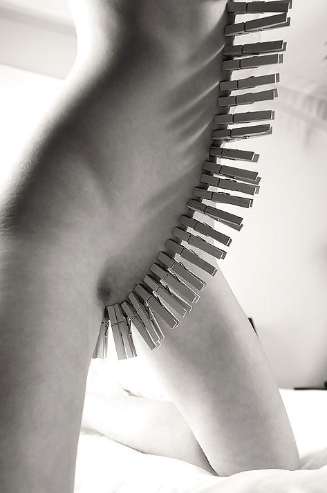 thelittlelostkitten:  ratujone:  kinkinik:  the row of obedience  At least it doesn’t look like they’re tied together…just imagine a whole string of pegs being ripped off your skin ;)  mmmmmm…a zipper   ….damn…