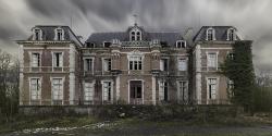 abandonedandurbex:  An abandoned manor house [1687×847] Photographed by Arnaud Chassagne