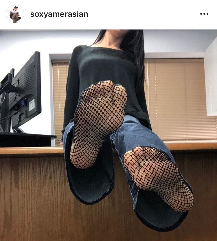 show-us-your-socks-and-feet: 