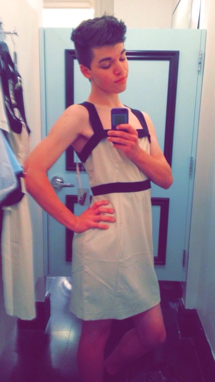 coolqueer66:lazerprincess: I’m seeing a bunch of people do a “6 selfies of 2014” t