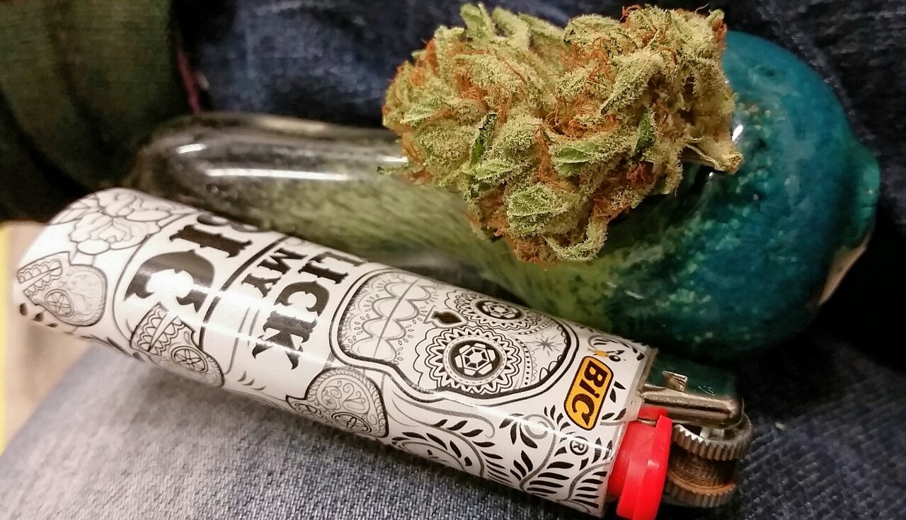 banana-jo:  Getting ready to load a bowl of White OG, one of my new favorite Indica
