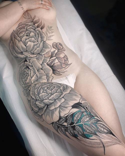 allthepiercingsandbodymods:Leg, stomach and sternum flower themed tattoo by Jessicasvartvit. Fo