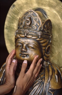 buddhabe:  Steve McCurry :: Silent Language of Hands / Japan   