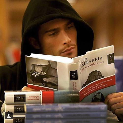 Perhaps the sexiest pic I&rsquo;ve ever seen of a sexy man reading a book. Hawt damn, just check out