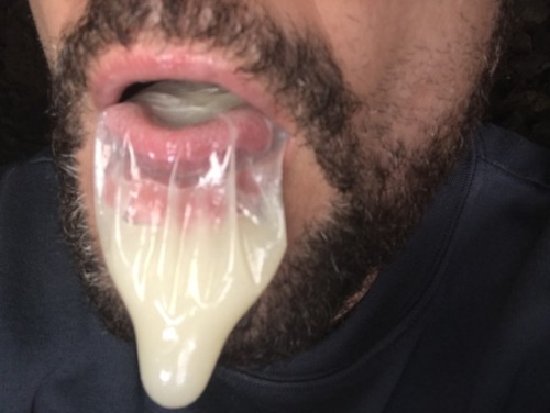 dallascondom:  Fan submitted!! Hot looking cum filled condom! Get that load of baby batter bud!!!