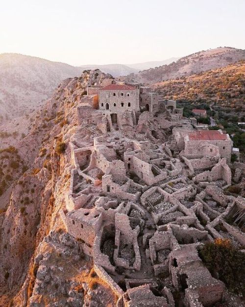 gemsofgreece: The Byzantine village of Anávatos, Chios island, Greece. It is not known when A
