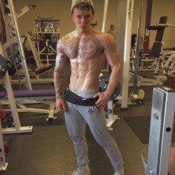 sexy-lads:  Sweaty Dan Harding in gym 