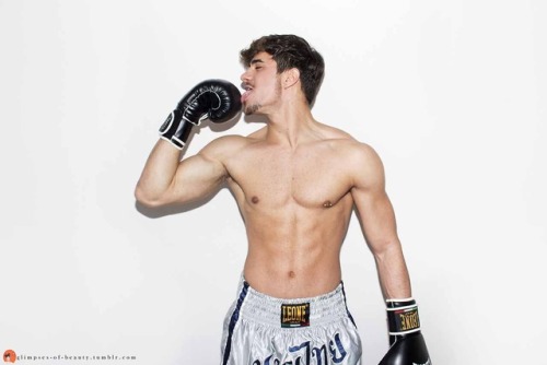 fancymen:  glimpses-of-beauty:  matteo maganzani  ｆａｎｃｙｍｅｎ