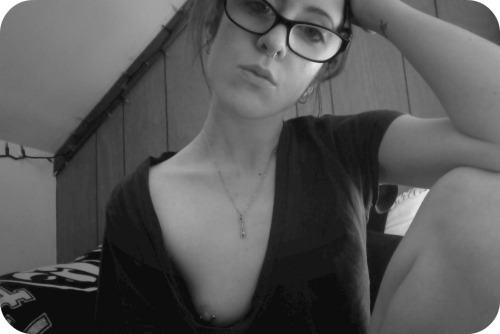 kreaturette: From this morning –– no makeup, no bra. \m/