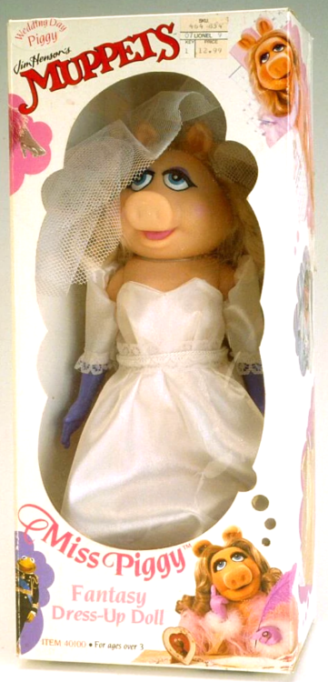 In 1989, Direct Connect produced a set of “Miss Piggy Fantasy Dress-up” dolls. The fashi