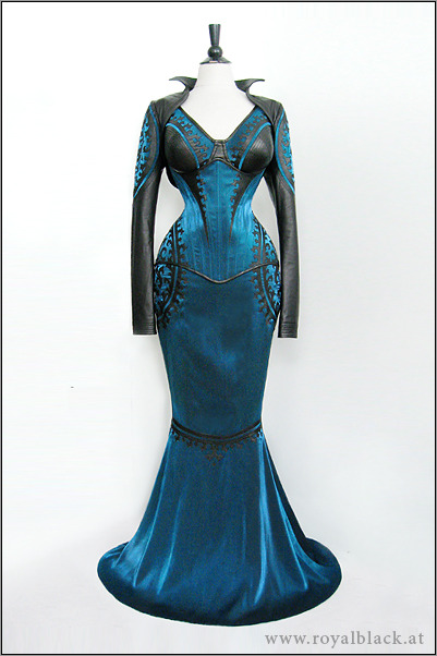 maqqy96:  thecorsetauthority:  opulentdesigns:  Ensemble “Blue Blood” Historically inspired couture 