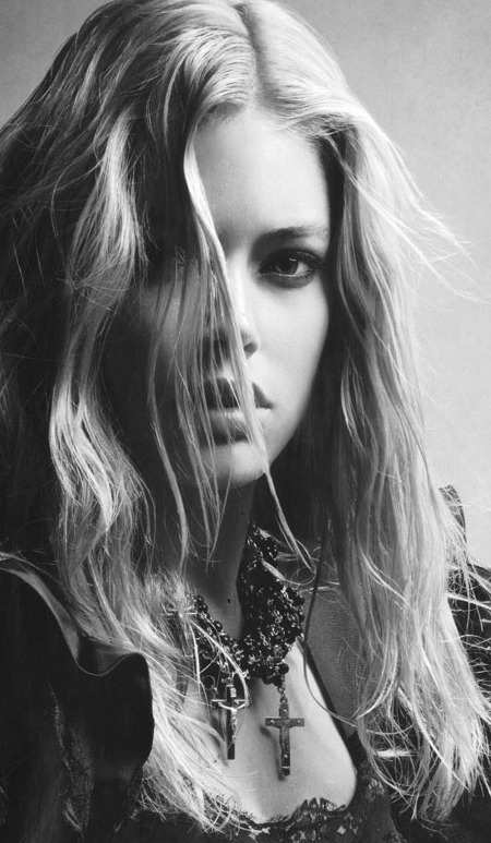 alluringsexygirls:  a younger doutzen kroes?