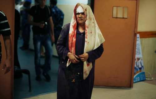 fotojournalismus:  Thousands flee Gaza’s Shujaiyah after night of terror | July 20, 2014 They walked in their thousands, barefoot and in their pyjamas, streaming out of the eastern Gaza district of Shujaiyah after a night of non-stop Israeli bombing.