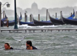 mlsg: eccellenze-italiane:  acqua alta a Venezia Venice sightseeing  With the way sea levels are rising, I’m sure if this isn’t the normal method of sighseeing in Venice it soon will be.