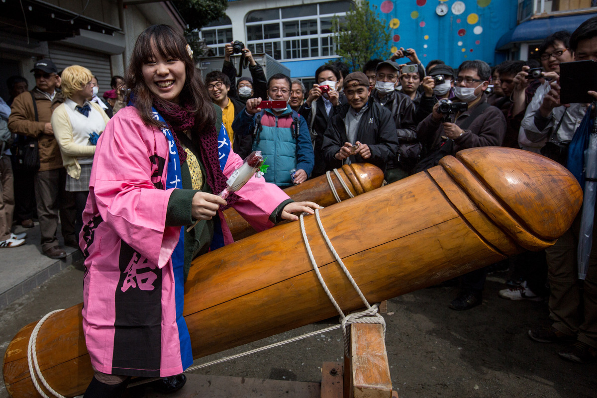 sasscameron:  the-cinnamon-peelers-wife:  huffingtonpost:  Japan’s annual Kanamara