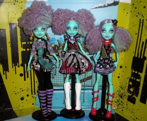 “Freak du Chic” Honey(s) Swamp.Left, new outfit & hairstyle. In the middle, basic. R