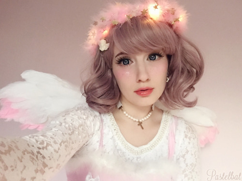 pastelbat:  Fluffy angel selfies, this might be my favorite look heh (◍•ᴗ•◍)♡ ✧*。  This dream holic wig always make me feel cute! (*////*) (I’m wearing little poppy in milky lavender)For outfit rundown go here<- (wings are handmade