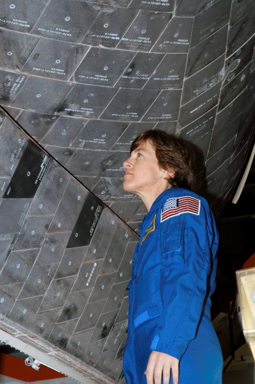 fuckyeahfemaleastronauts: Wendy Lawrence underneath the heat tiles of the Atlantis. Space shuttle At