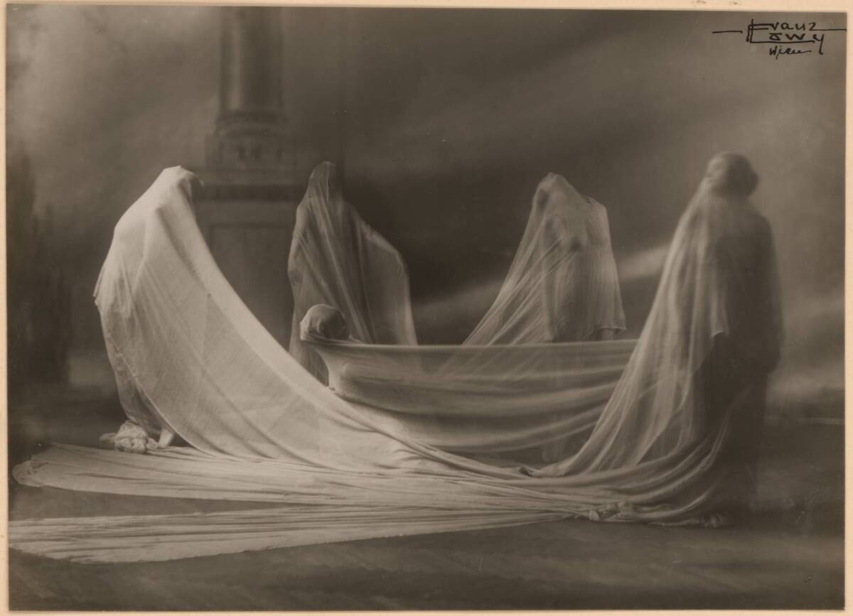 rivesveronique:
“Photograph of a dance recording by Franz Löwy at the “Exposition Internationale des Arts Décoratifs et Industriels Modernes” in Paris in 1925
”