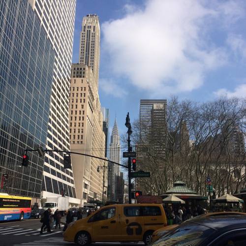 Love walking in New York. #NYC #BryantPark #ChryslerBuilding #taxi (at Bryant Park)
