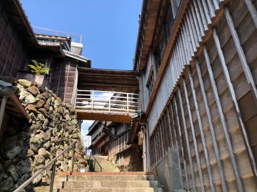 麻吉旅館 Asakichi Ryokan, Ise, Mie ——日本で現存する唯一の #木造6階建 。伊勢神宮の古市参宮街道に建つ、創業200年の元遊郭／元料亭の旅館。 #国登録有形文化財 。 &