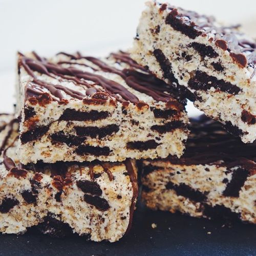 Happy Friday!! Get your munch on with these vegan cookies and cream rice crispy treats insta