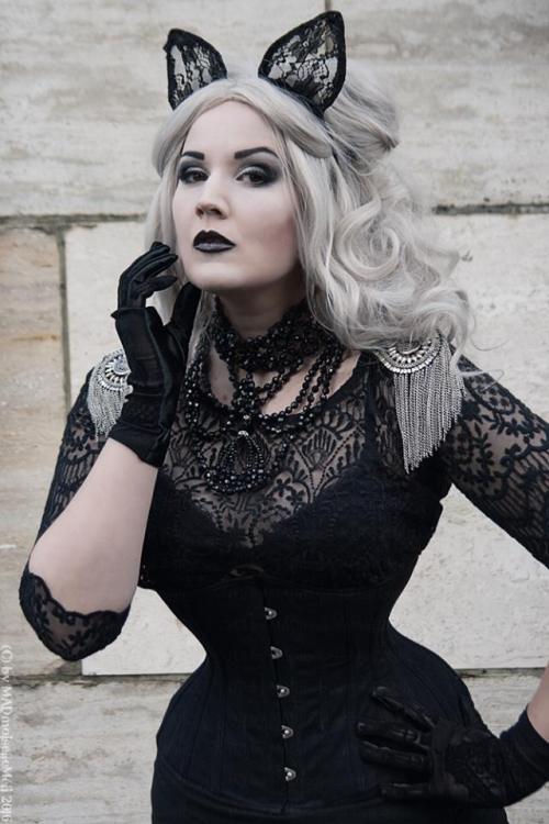 gothicandamazing:
“  Model/Muha: MADmoiselle Méli H
Photo: Lavina Lane
Wig: Black Candy Fashion
necklace/gloves/corset: Restyle
Welcome to Gothic and Amazing |www.gothicandamazing.org
”