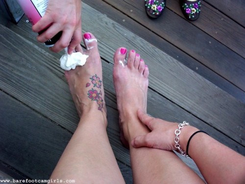 jennsummers50: Tiffany licks and sucks whipped cream off her hot pink toes and sweaty wrinkled soles