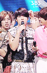 yoseobi-blog:  dongwoon removing confetti on woohyun’s head ▰˘◡˘▰ 