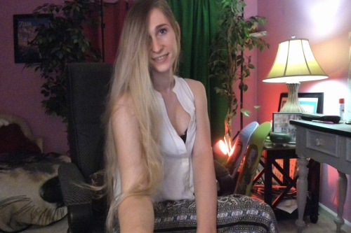 hey you, yes you!  im live on chaturbate.com/addibabeee