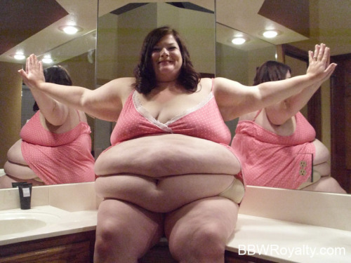 ssbbw-bbws:  It’s just an belly where i can say woooow *-*