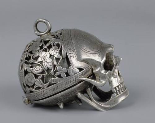 cybergata:    This is the sterling silver skull watch that Mary Stuart queen of Scots, carried with her .The inscription says: Pale death visits with impartial foot the cottages of the poor and castles of the rich’. -Horace, poet ..   