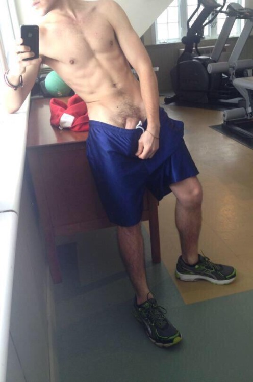buffskruffnskank:  Yeah I’m Free…Freeballin’    buffskruffnskank.tumblr.com