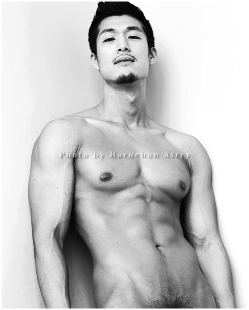 eroticsg:  feichangug:  Jinsik Hwang  my brain is having trouble matching that face to that body