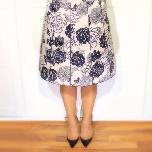 Do you like satin skirts? I am wearing a satin floral skirt by Notations, @leggsbrand @leggsbyhanes 