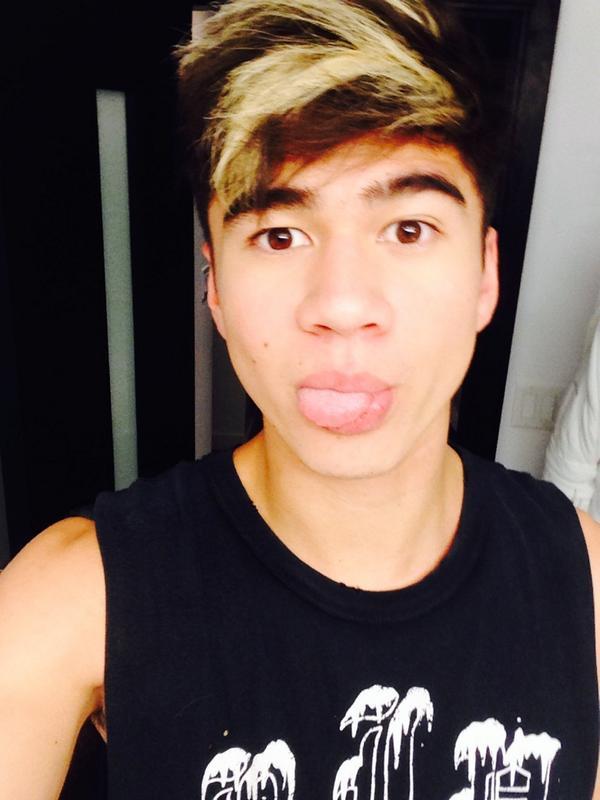 duhmichael:  i introduce to you, 5sos. the band that continuously hits me in the