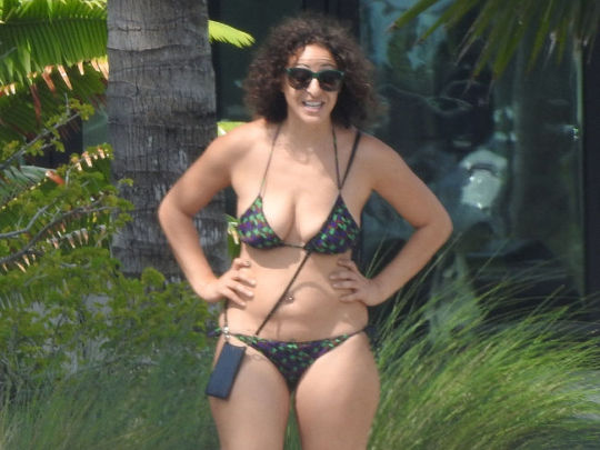 Nicole Tuck Caught In Sexy Bikini On A Beach adult photos