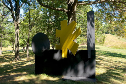 Adolph GottliebPetaloid1968. 96 x 96 x 48”.Painted steel.©Adolph and Esther Gottlieb Foundation/Lice